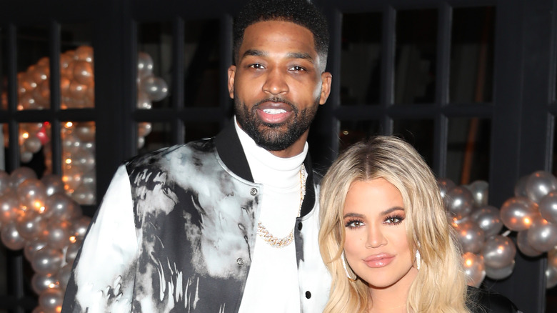 Tristan Thompson et Khloe Kardashian posent ensemble lors d'une fête