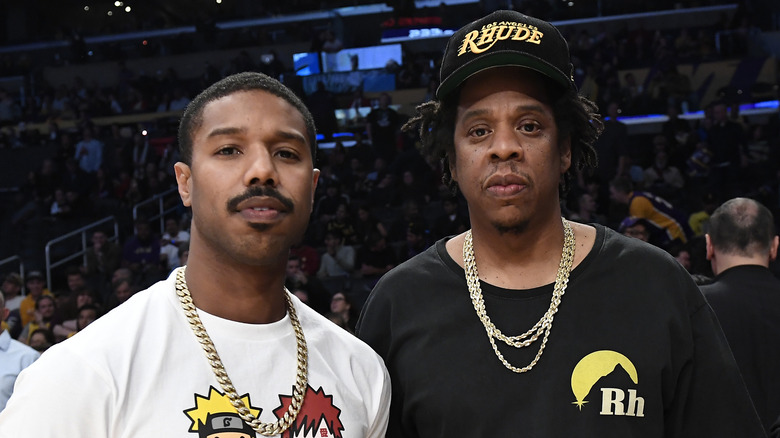 Michael B.Jordan et Jay-Z assistent à un match de basket-ball des Lakers de Los Angeles et des Milwaukee Bucks au Staples Center