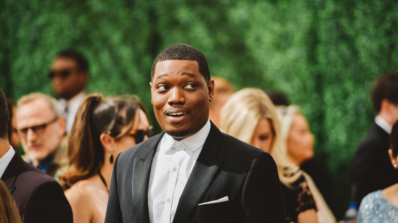 Michael Che en smoking