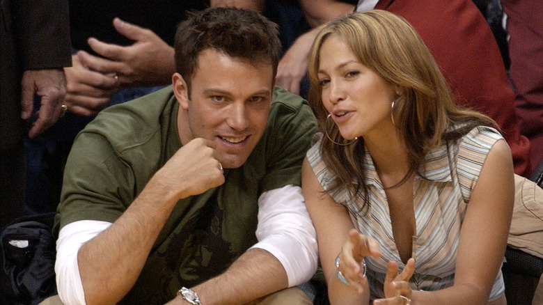 Ben Affleck et Jennifer Lopez assistant à des matchs de basket