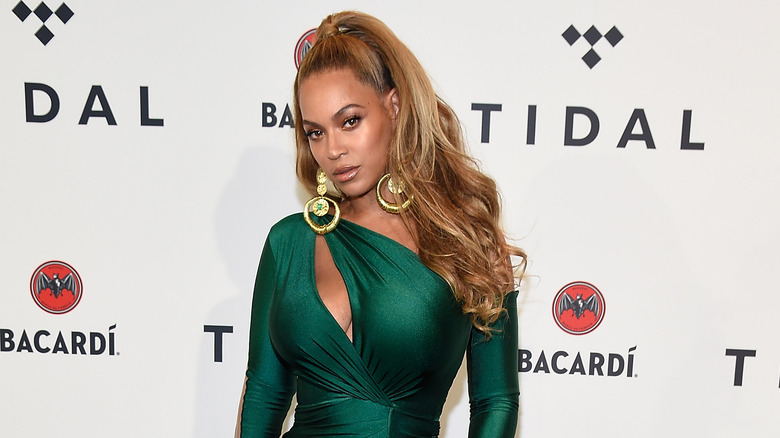 Beyoncé porte une robe verte