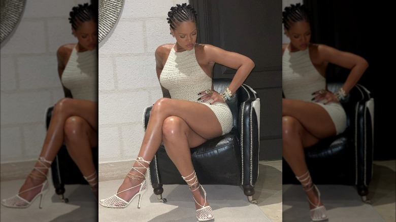 Rihanna portant des cornrows et une robe au crochet