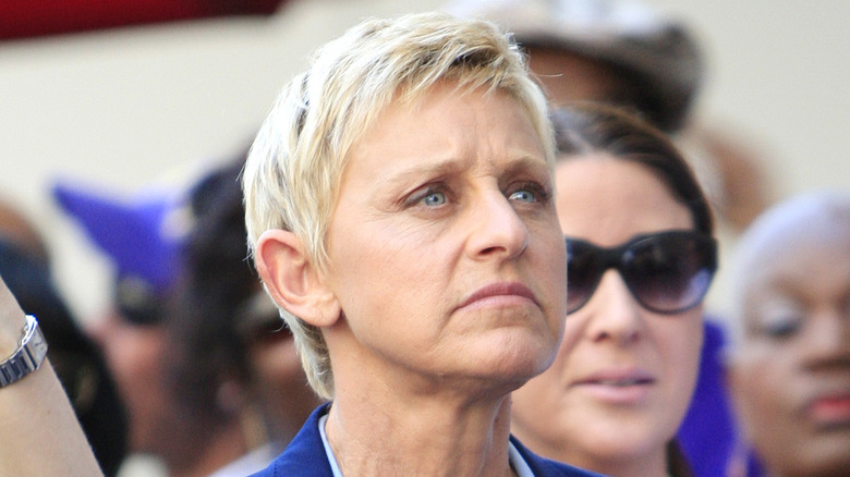 Ellen DeGeneres avec une expression sérieuse