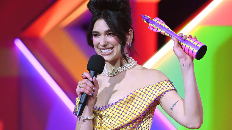 Dua Lipa remportant un Brit Award