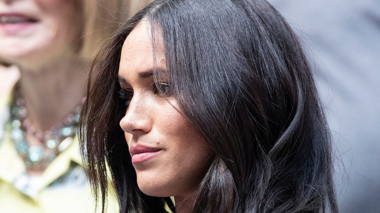 Meghan Markle avec une expression sérieuse 