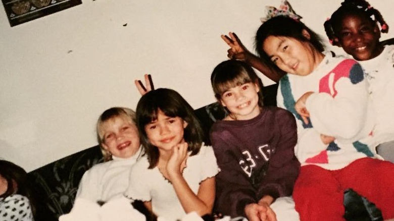 Chrissy Teigen enfant avec des amis 