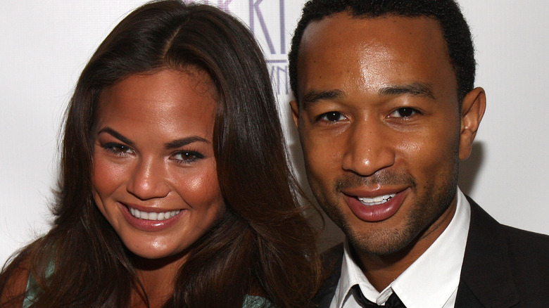 Jeune Chrissy Teigen et John Legend souriant