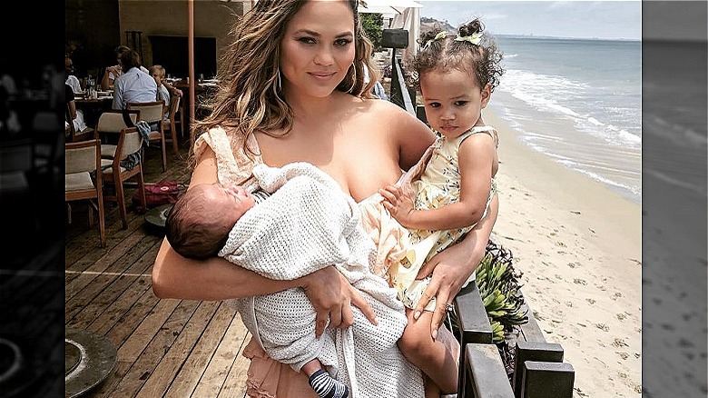 Chrissy Teigen tenant Luna et Miles