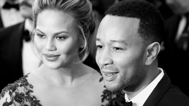 Chrissy Teigen et John Legend posant sur le tapis rouge