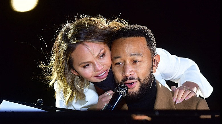 Chrissy Teigen embrasse John Legend sur scène