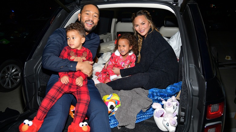 John Legend et Chrissy Teigen tenant Miles et Luna