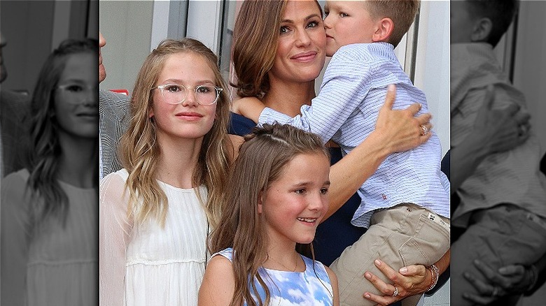 Jennifer Garner, Violet, Seraphina et Samuel posant