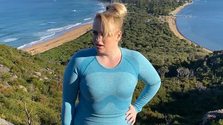 Rebel Wilson sur une montagne 