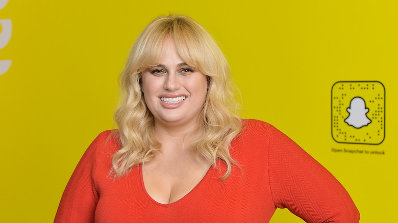 Rebel Wilson souriant sur le tapis rouge 