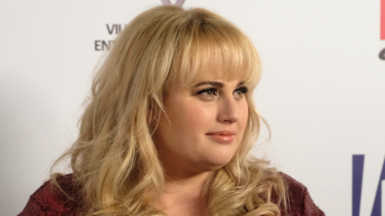 Rebel Wilson sur un tapis rouge