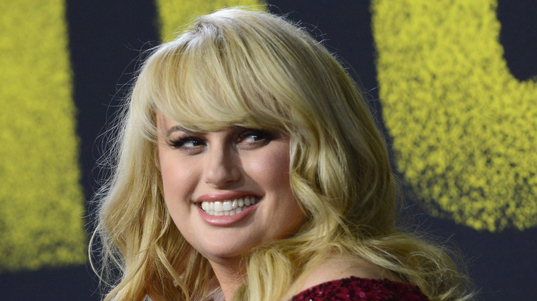 Rebel Wilson souriant sur le tapis rouge 