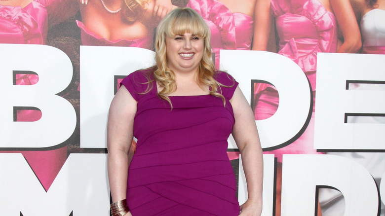 Rebel Wilson sur le tapis rouge des demoiselles d'honneur