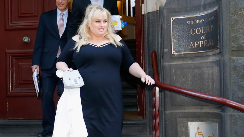 Rebel Wilson sortant d'un palais de justice 