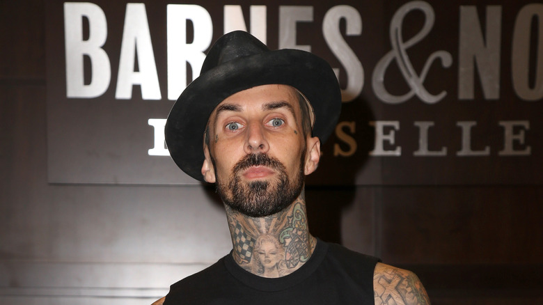 Travis Barker regardant la caméra