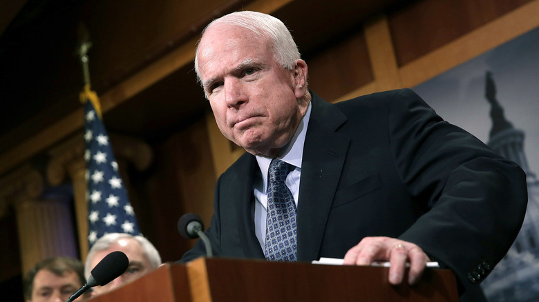 John McCain au podium 