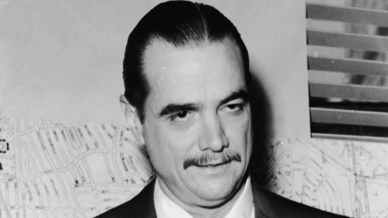 Howard Hughes posant 