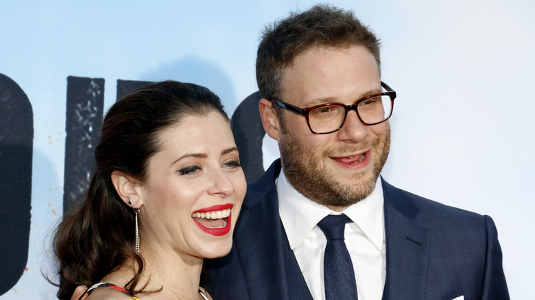 Lauren Miller et Seth Rogen posant en souriant