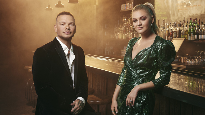 Kane Brown et Kelsea Ballerini au bar