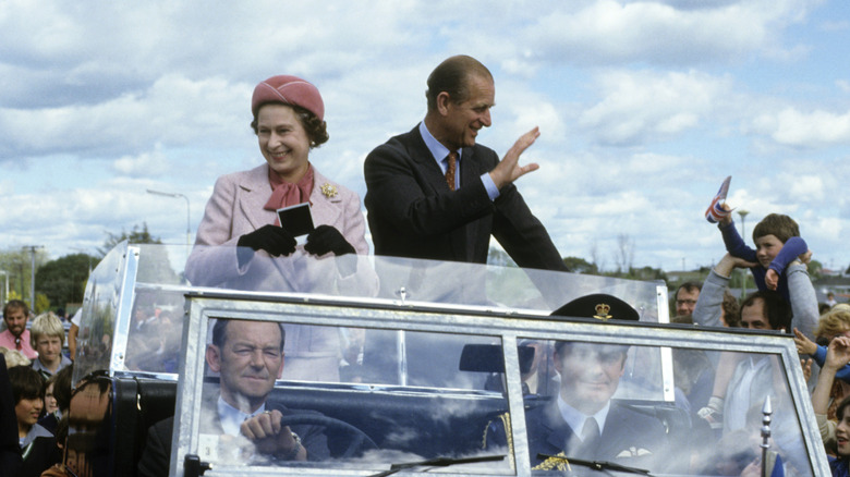 La reine Elizabeth et le prince Philip souriant