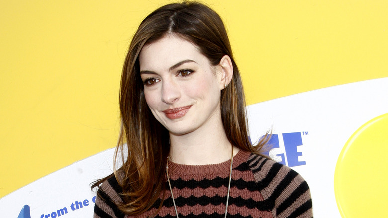 Anne Hathaway sur un tapis rouge