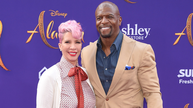 Rebecca et Terry Crews souriant sur tapis rouge