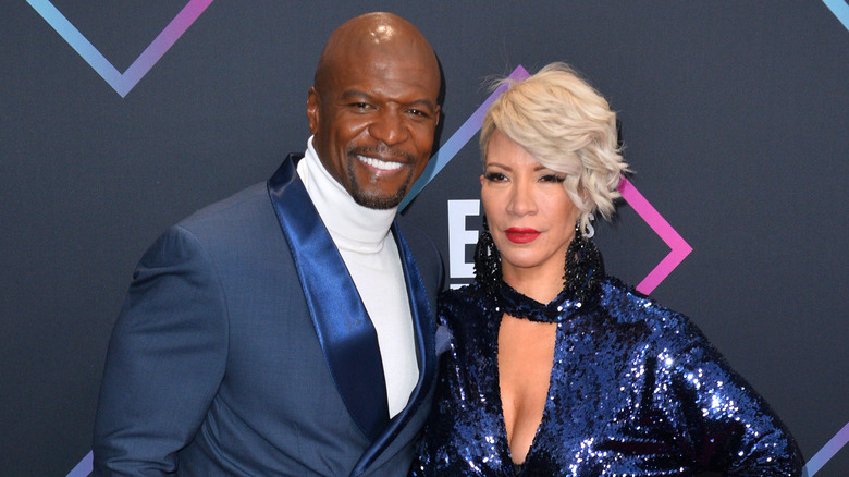 Terry et Rebecca King-Crews posent sur un tapis rouge