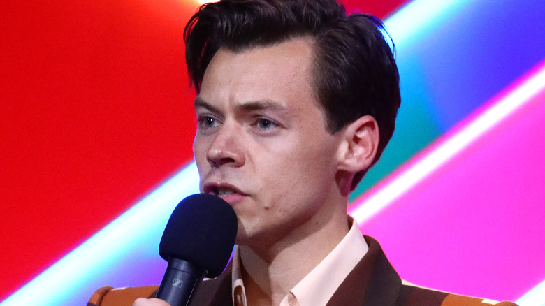 Harry Styles avec une expression sérieuse