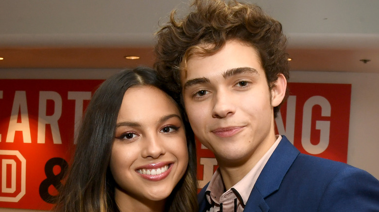 Olivia Rodrigo et Joshua Bassett sourient pour les caméras