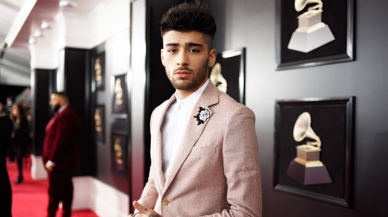 Zayn Malik regarde sérieusement les Grammys