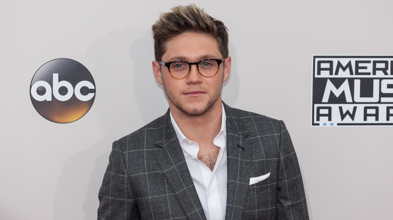 Niall Horan en lunettes et costume 