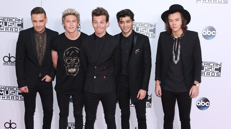 One Direction fait des grimaces sur le tapis rouge 