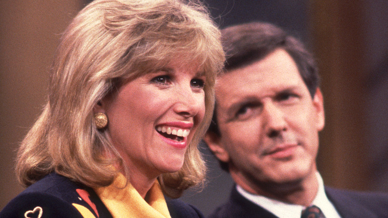 Joan Lunden et Charles Gibson souriant 