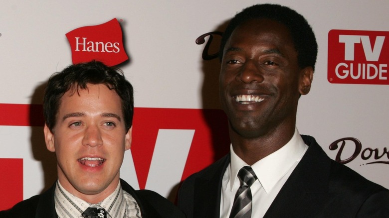 Isaiah Washington et TR Knight souriant 