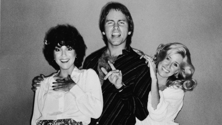 Joyce DeWitt, John Ritter et Suzanne Somers posant pour un portrait 