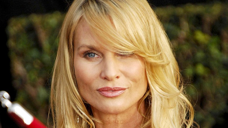 Nicolette Sheridan avec un sourire narquois 