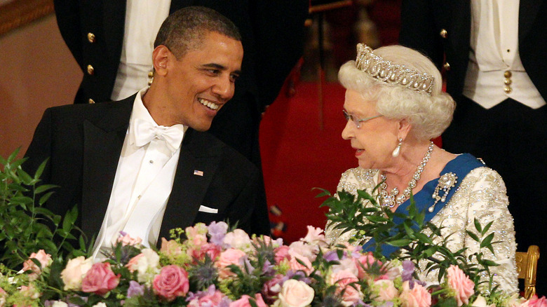 Barack Obama et la reine Elizabeth sourient 