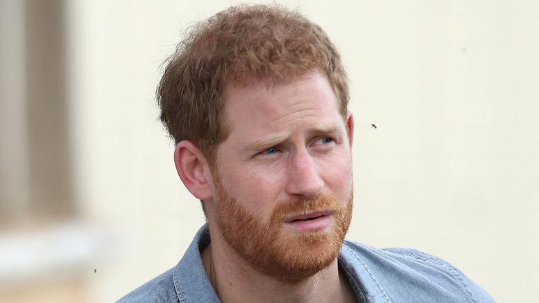 Prince Harry aux sourcils froncés