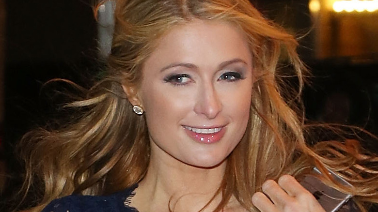 Paris Hilton souriant