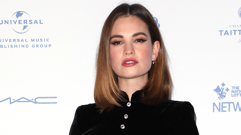 Lily James sur un tapis rouge 