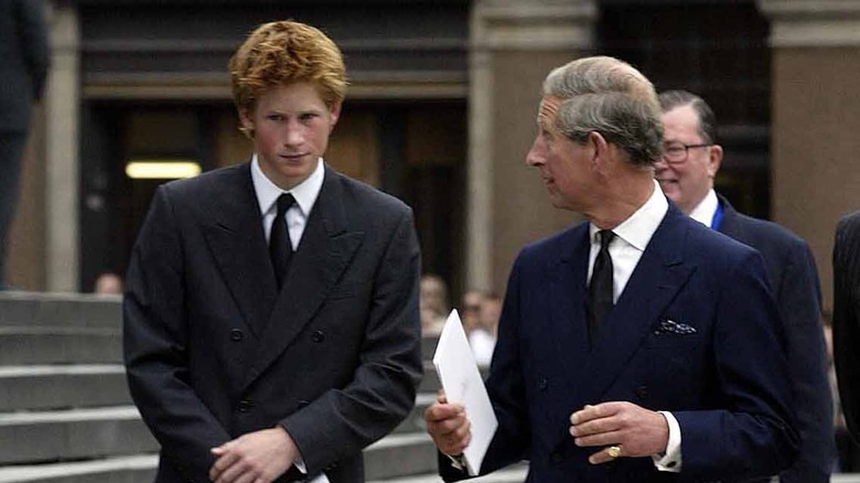 Prince Harry debout