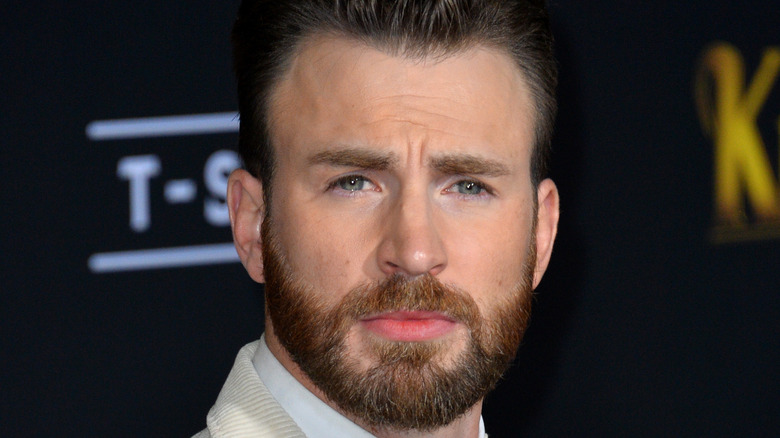 Chris Evans aux sourcils froncés