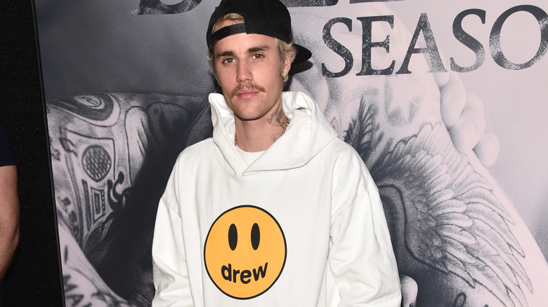 Justin Bieber lors d'un événement portant Drew 