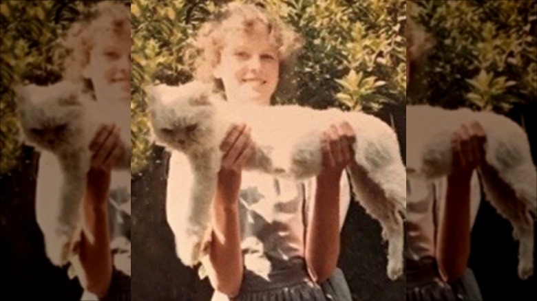 Jeune Nicole Kidman tenant un chat