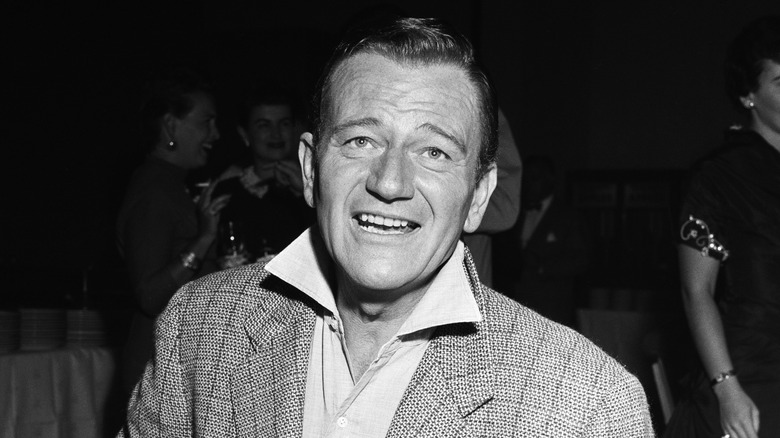 John Wayne souriant