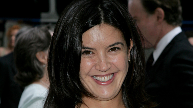 Phoebe Cates posant lors d'un événement